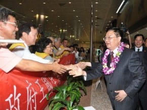 湖北省長王國生抵台 辣妹接機