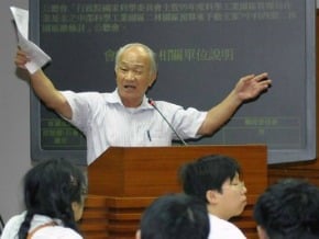 反中科四期 詩人吳晟淚灑立院