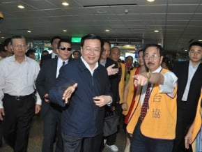 人親心近路寬 王國生離台