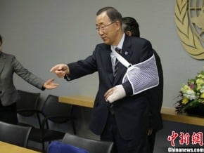 潘基文踢足球摔倒左手骨折 打石膏照常上班