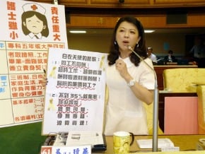 關心護士荒 民代穿護士服質詢