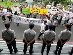 鐵路高架影響交通 居民抗議