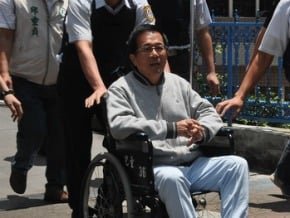 扁長庚戒護就醫 檢查攝護腺等