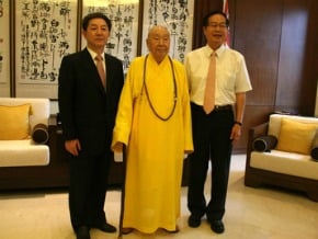 葉克冬赴南投 走訪寺院
