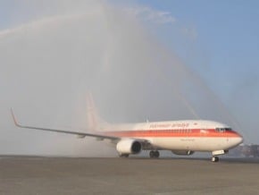 印尼航空首航班機 清晨抵台