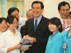 總統：不犧牲醫護人員成就健保