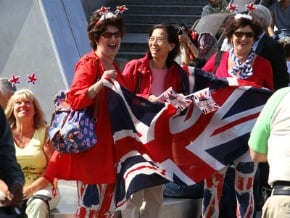 女王駁船啟航 英人瘋街頭派對