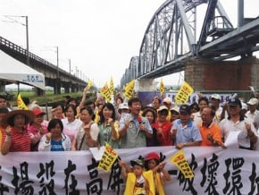 溪旁設殯葬 高屏民眾抗議