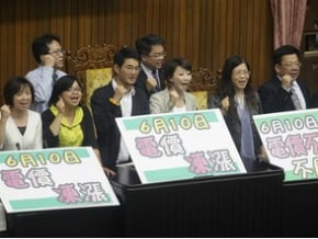 在野黨要求電價凍漲 杯葛議事