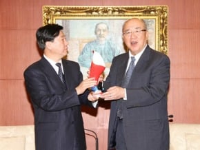 吳伯雄：兩岸靠智慧累積善意