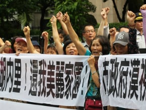 拒納骨塔為鄰 高雄居民抗議