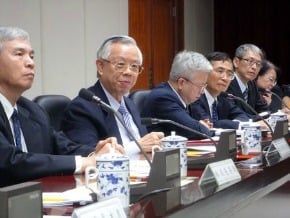 央行不調利率 嚴控豪宅貸款