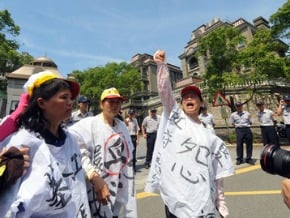華隆減薪還欠薪! 翁大銘豪宅抗議