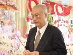 吳敦義走訪古坑 為廖福本上香