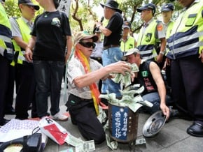 獨派抗議高官A錢　特偵組前燒假美金
