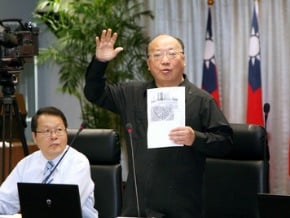 區長憂建設跳票 胡志強允找錢