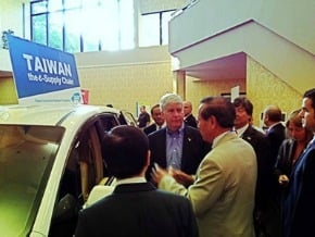 密西根州長參觀台灣電動車展出