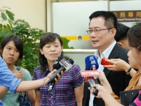 鍾鼎邦妻返台 盼夫早日獲釋
