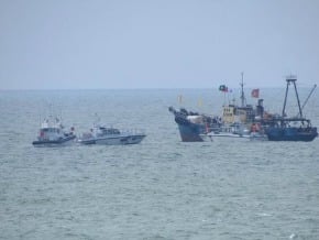 未申請許可 海巡勸離港保釣船