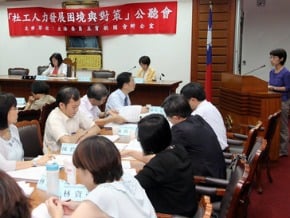 社工低薪無保障 內政部願改善