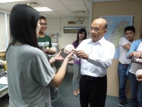 綠高市黨部不滿中央 拒辦黨慶