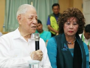 李登輝參觀育嬰院 感動哽咽