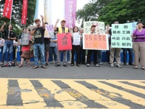勞團政院前要求 調漲基本工資