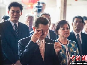 謝長廷登陸首日　祭祖落淚