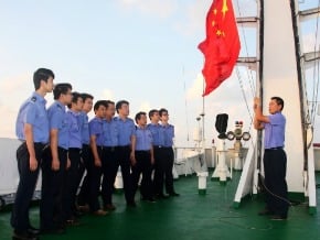 中國漁政船釣魚島海域升國旗