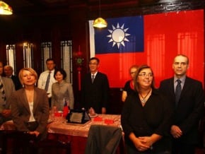 義波隆那僑界 齊聚賀國慶