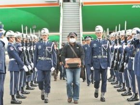 王同義骨灰返台 隆重軍禮迎靈