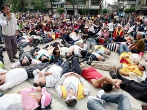 反國道4聯絡道 民眾躺下抗議