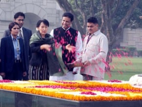 翁山蘇姬訪印度 先向甘地致敬