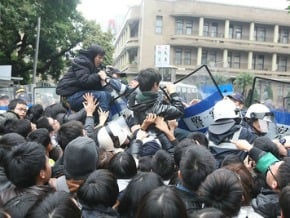 反媒體巨獸 學生與警爆衝突