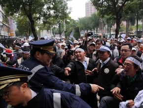 護霄裡溪 新埔居民赴經部抗議