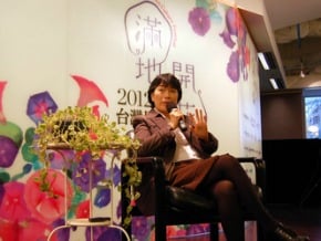 龍應台盼台港互補 開文化花朵