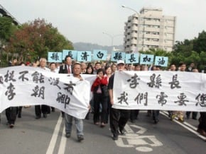 李朝卿女兒為父抗告 千人聲援