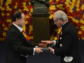 莫言著燕尾服領取諾獎 晚宴致辭：無用令文學偉大