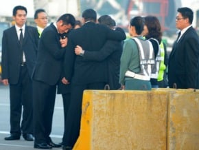 辜濂松靈柩返台 家人哀戚迎靈