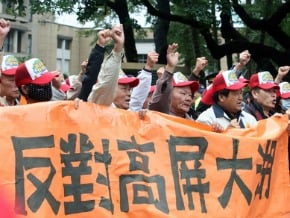 環團行政院抗議 籲撤高屏大湖