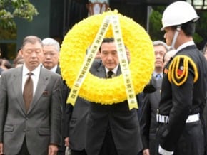 總統頭寮謁陵 民眾打氣