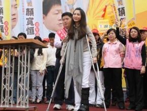 顏寬恒妻淚眼 爭取支持