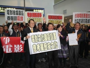 台中議會鬧哄哄 抗議團體不斷