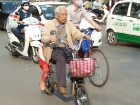 越電動機車亂 交通令人憂