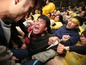 居民肉身擋拆 華光違建爆衝突