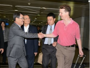 蕭萬長返國 巧遇外籍粉絲