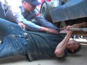 肉身阻風力發電施工 警抬人