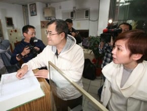 林益世穿白外套 赴派出所報到
