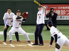 安倍身穿96號球衣為修憲造勢 日在野黨加強批判