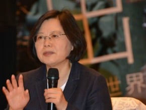 小英籲學子 強化因應變化能力